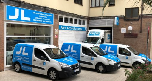 Flota de JL Refrigeración en la sede de Oviedo